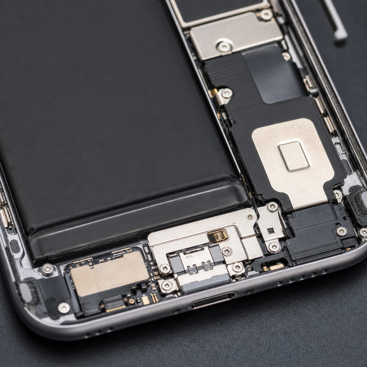 iPhone 拆机后的电池、尾插排线与充电管理区域细节