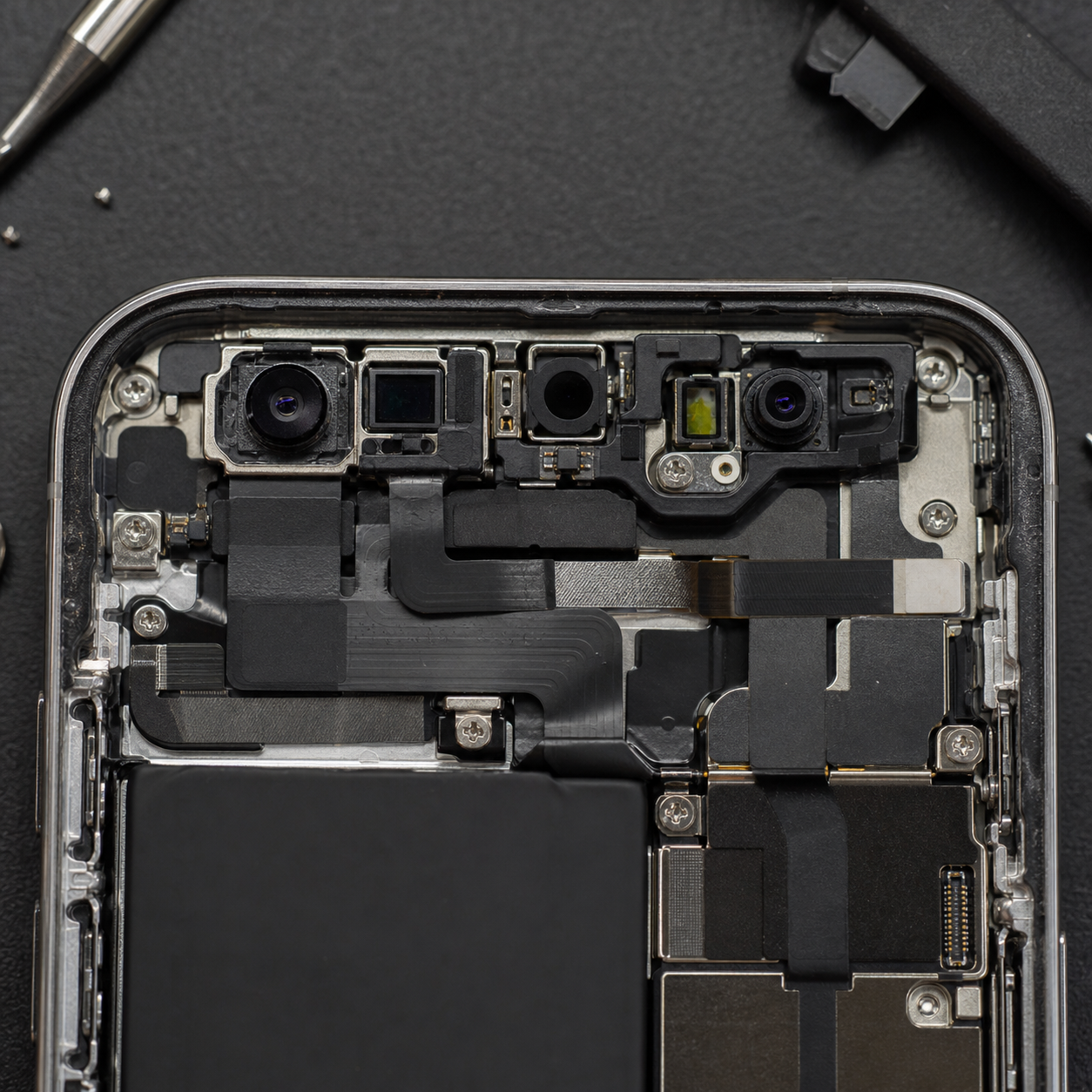 iPhone 前摄、听筒与 Face ID 模组排线的拆机细节