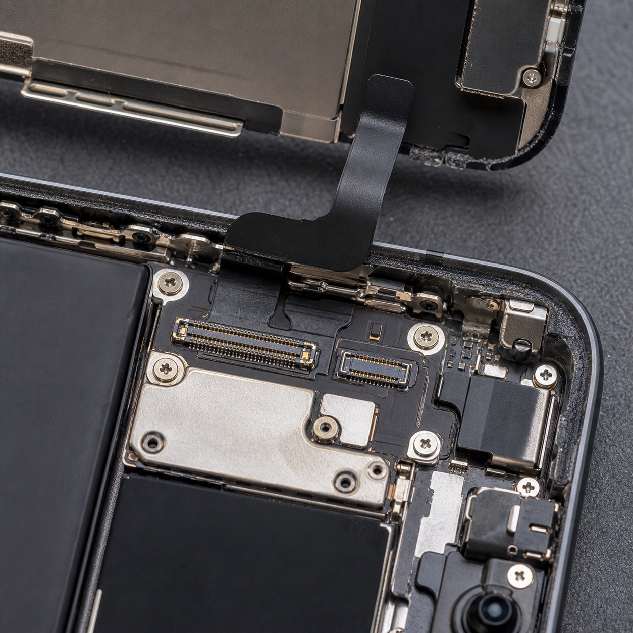 iPhone 屏幕排线和主板接口细节，用于黑屏与触控故障说明