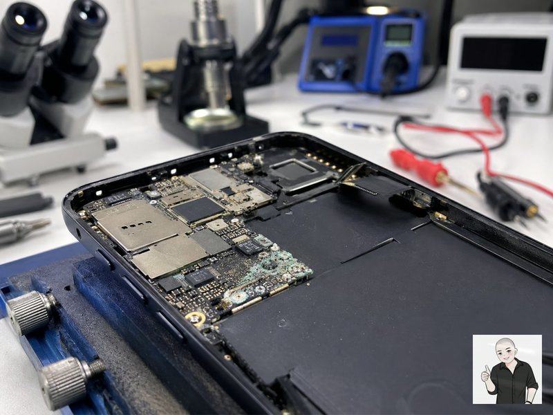 进水设备拆机后在显微镜下检查主板腐蚀和元件区域