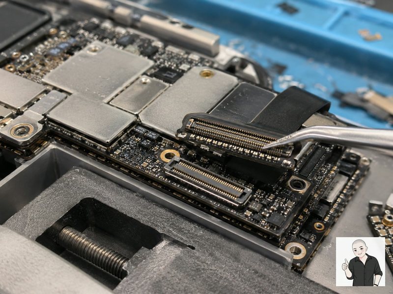 MacBook 主板屏线接口和周边元件的显微细节
