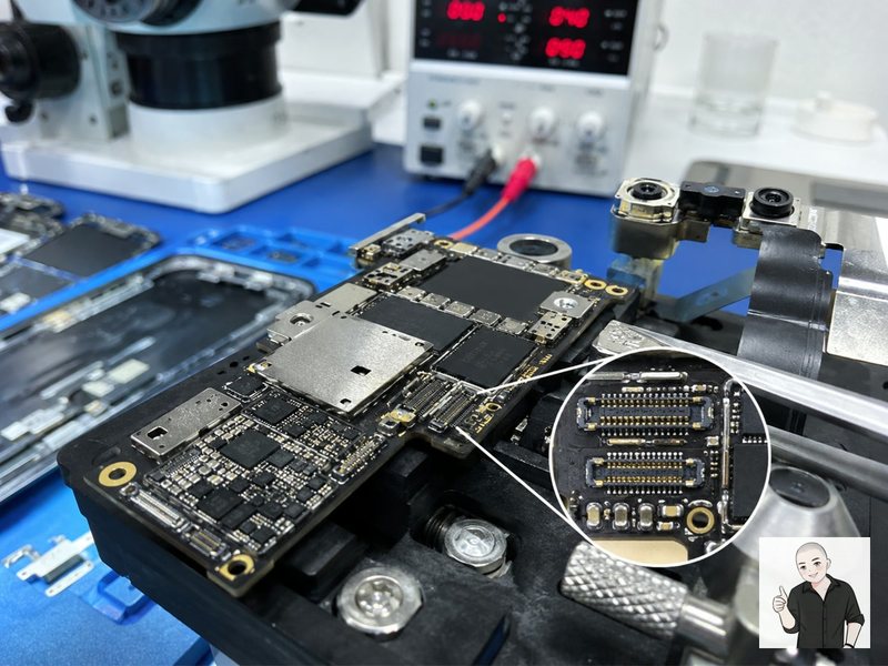 iPhone 主板和 Face ID 相关接口区域的显微检测细节