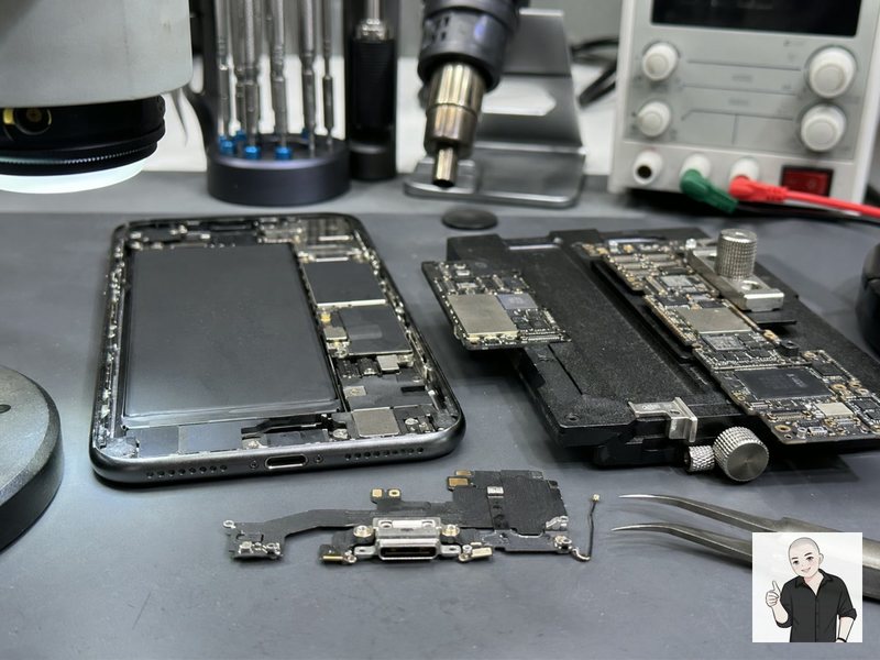 iPhone 拆机后展示尾插排线、接口组件和主板
